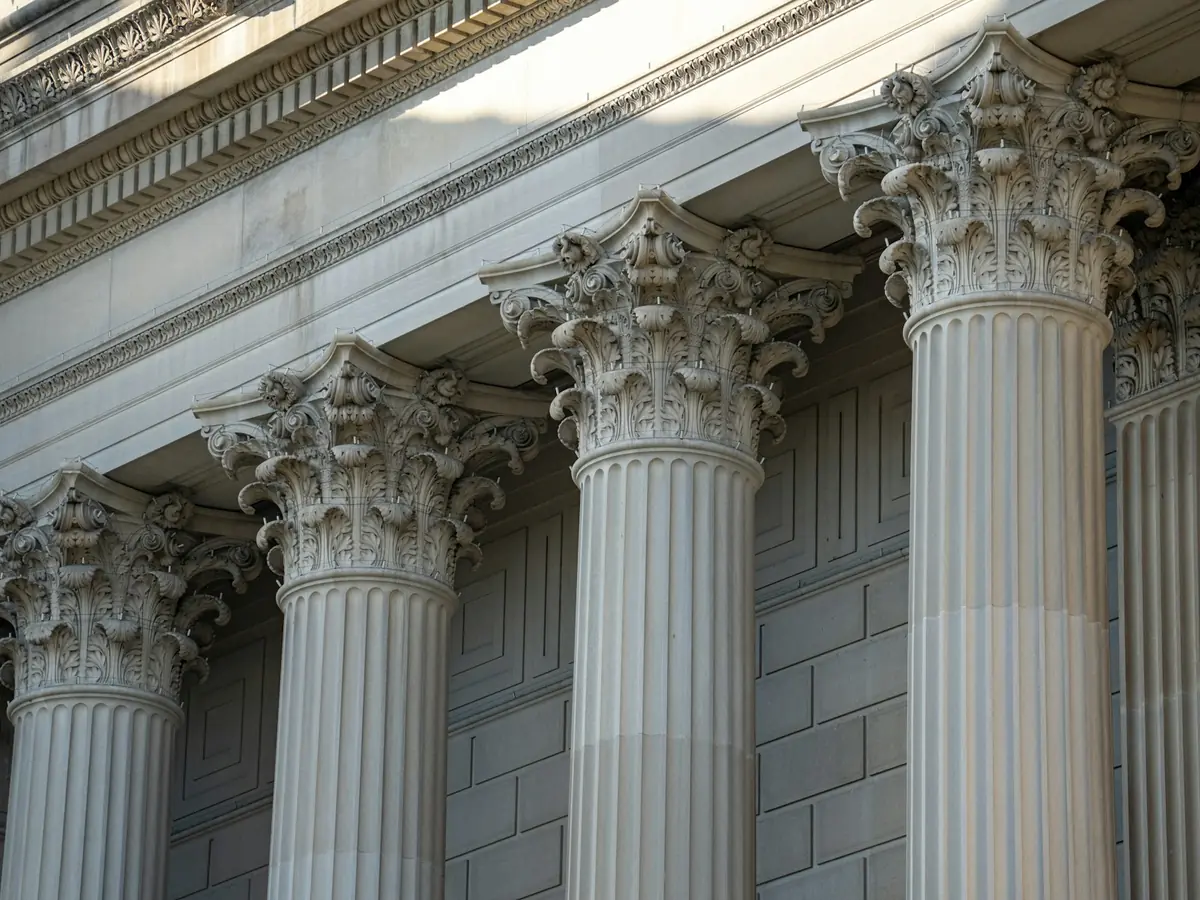 Columnas de piedra en la fachada de un edificio de estilo clásico