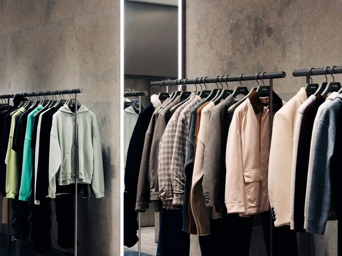 Percheros con ropa en el interior de una tienda